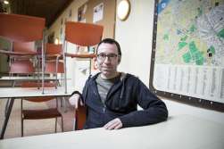 Patrick Hennau, teamverantwoordelijke van De Steenhouwer, heeft voor een laatste keer de stoelen op tafel gezet. (Foto: Joy De M